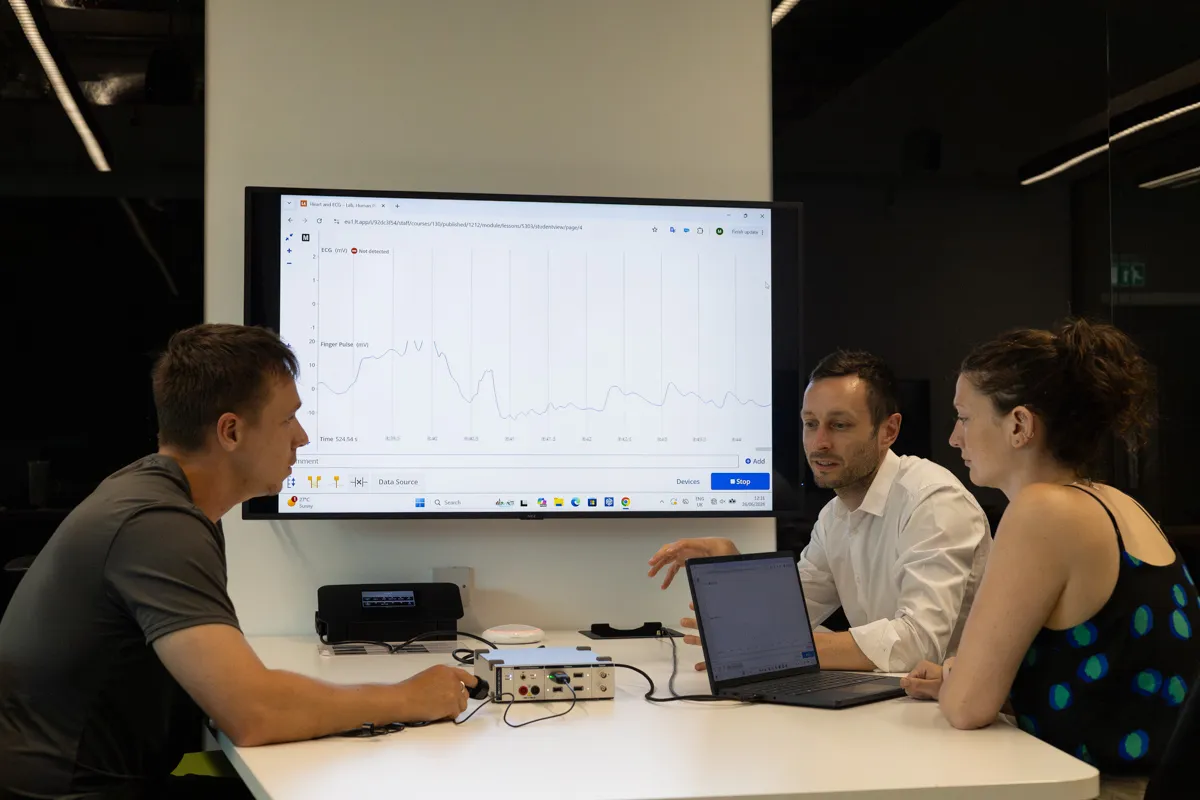 a Manchester Met student uses the powerlab sensor spirometer with Lt